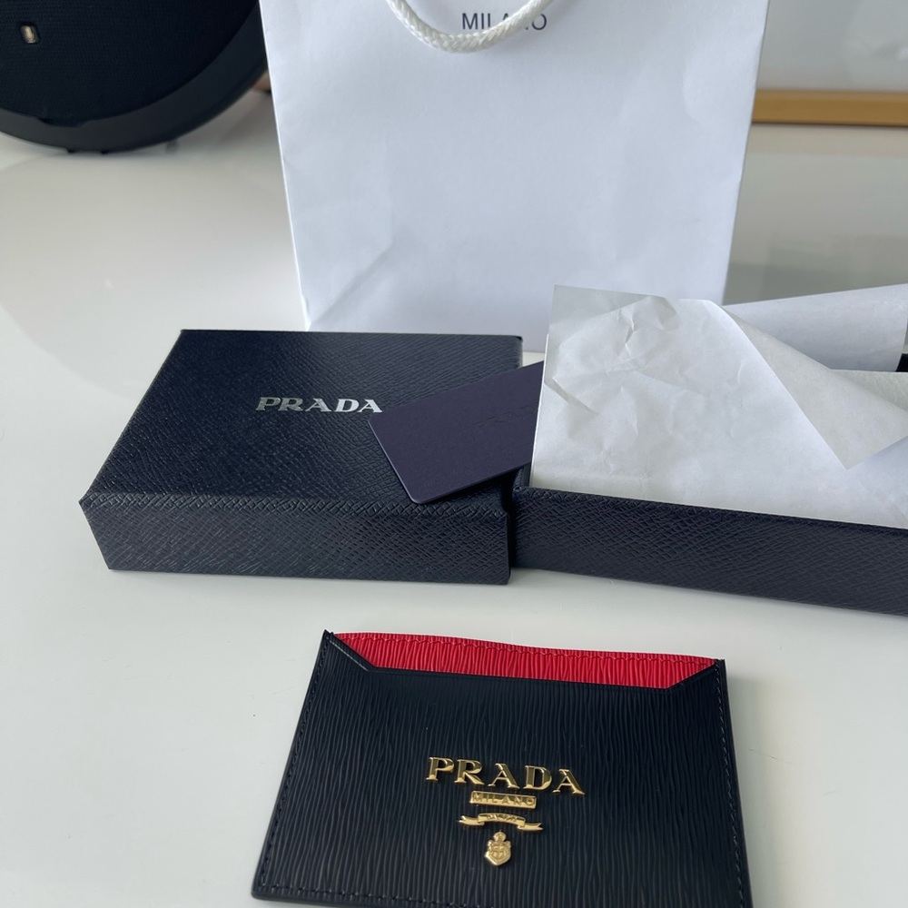 Prada 100% authentic - credit card holder in leather black and red. Brand new!